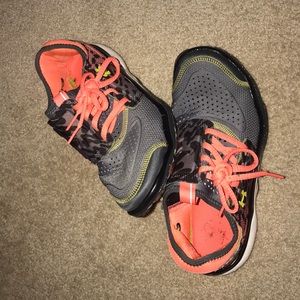 Women’s Under Armour MPZ Size 6